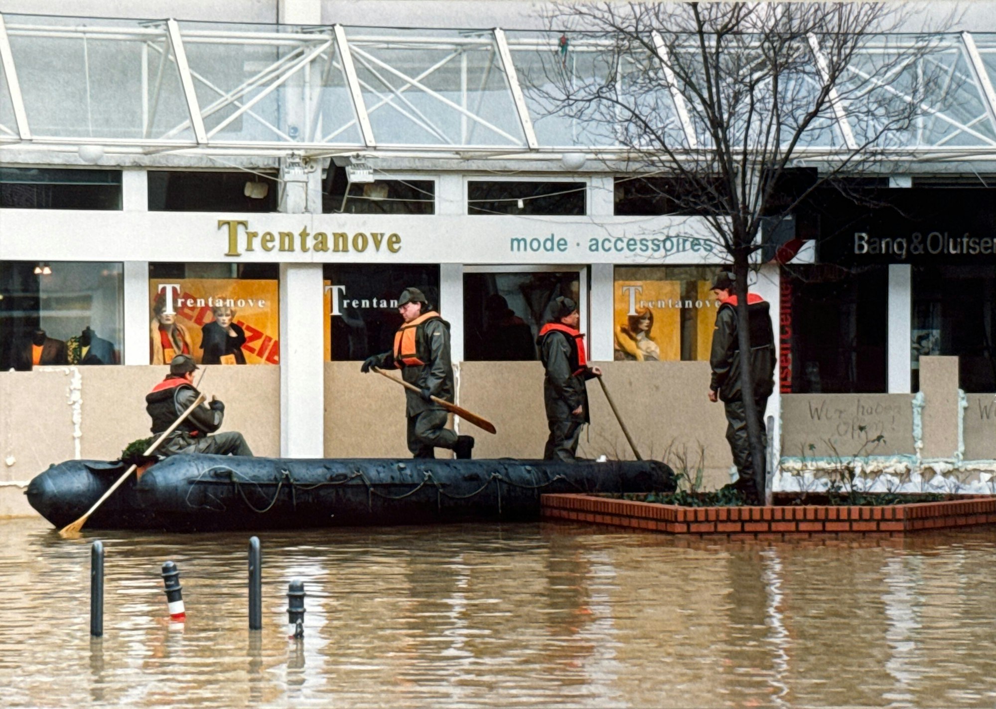 Soldaten der Bundeswehr sind an der Rodenkirchener Hauptstraße an der „Rheingalerie“ (Kreuzung Hauptstraße / Kirchstraße) mit Booten unterwegs.