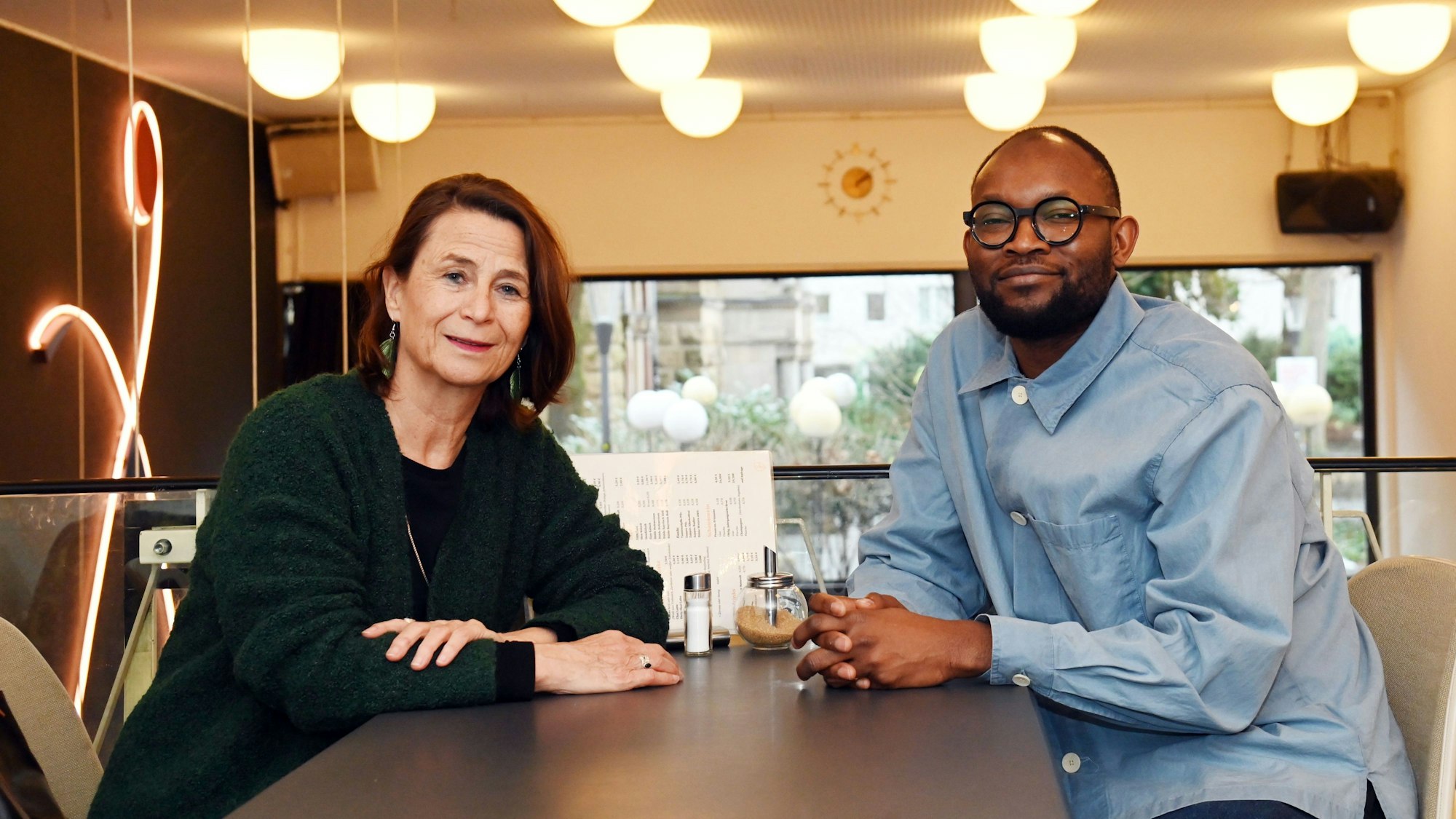 Projektleiterin Christa Morgenrath und Autor Fiston Mwanza Mujila