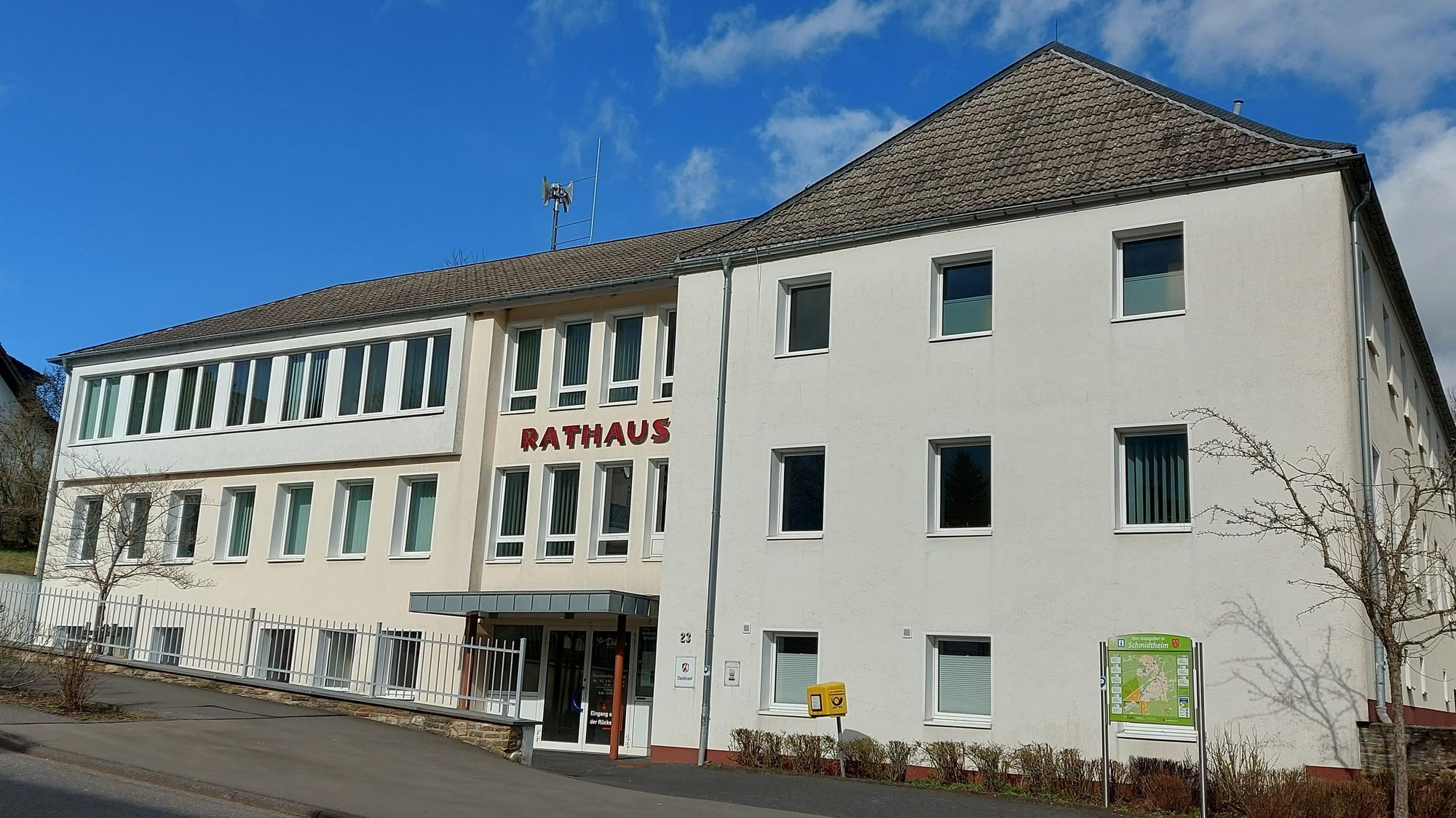 An einem Hang liegt das Rathaus in Schmidtheim.
