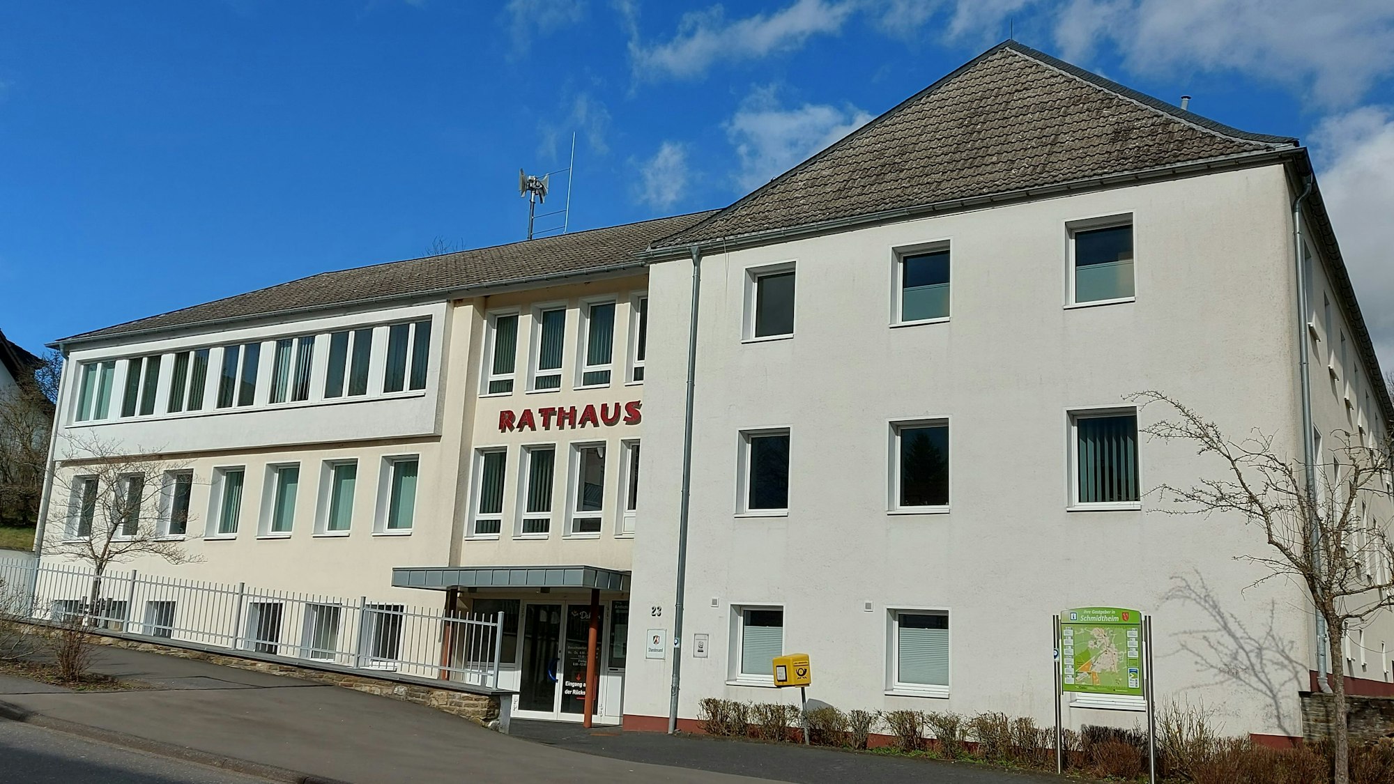 An einem Hang liegt das Rathaus in Schmidtheim.