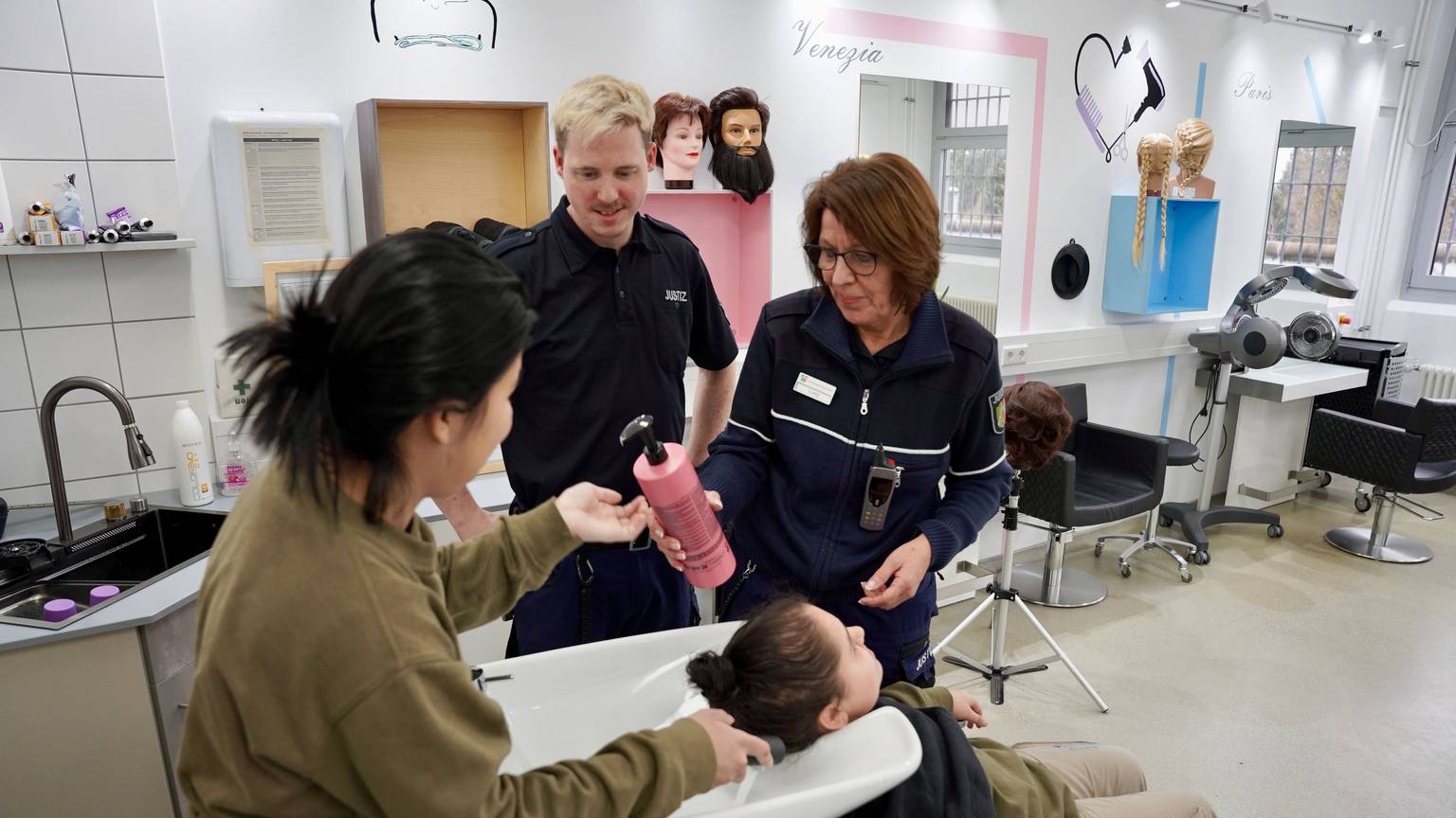 Friseursalon in der JVA Wuppertal. Die Friseurmeister Tobias Pinkvoss und Andrea Lueg leiten die weiblichen Gefangenen an.