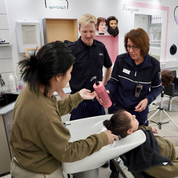 Friseursalon in der JVA Wuppertal. Die Friseurmeister Tobias Pinkvoss und Andrea Lueg leiten die weiblichen Gefangenen an.