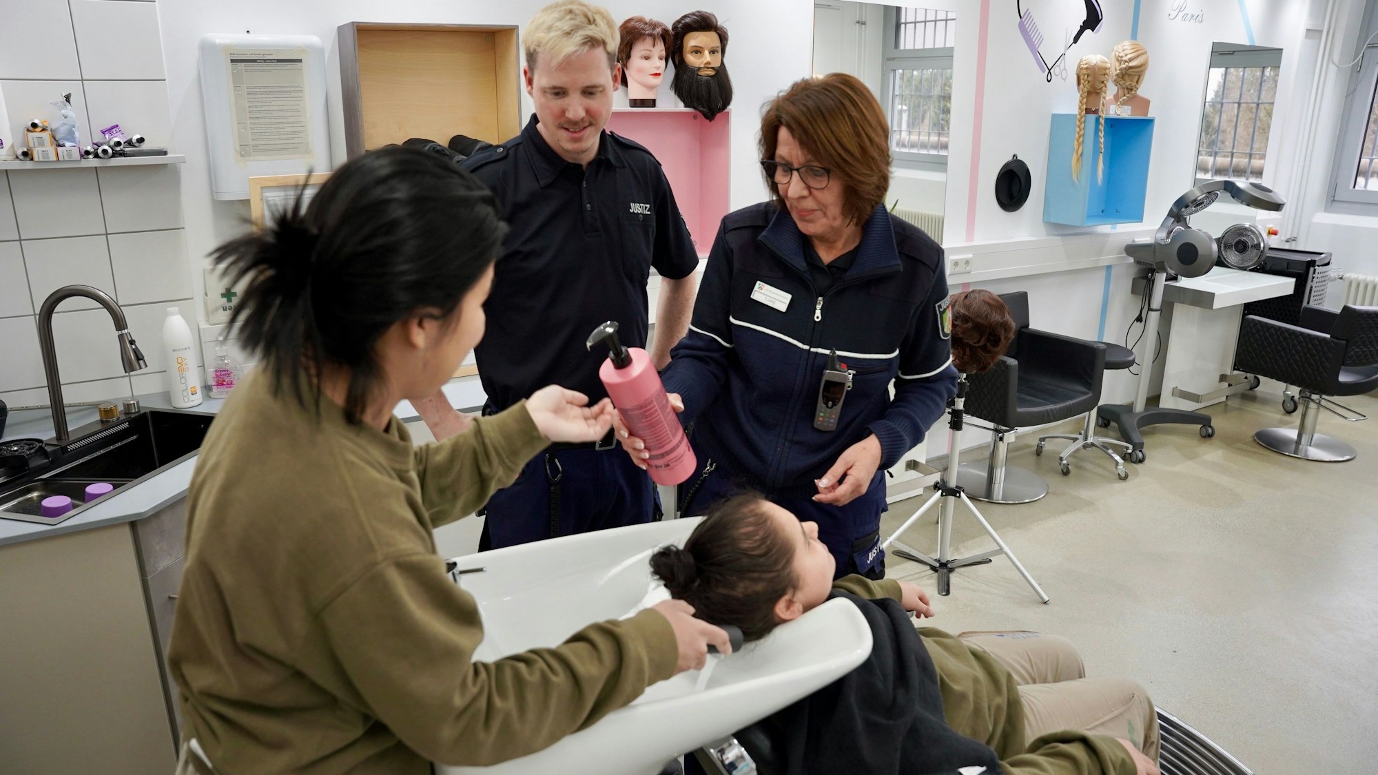 Friseursalon in der JVA Wuppertal. Die Friseurmeister Tobias Pinkvoss und Andrea Lueg leiten die weiblichen Gefangenen an.