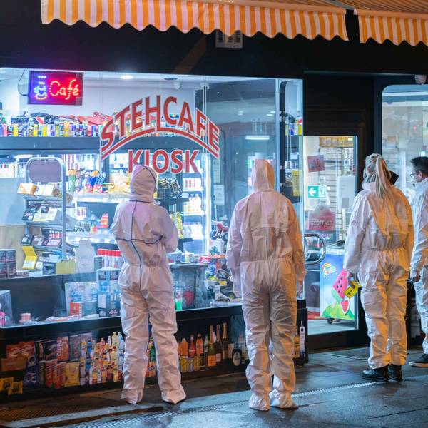 Ermittler der Polizei sind vor einem Kiosk in Köln-Ostheim im Einsatz.