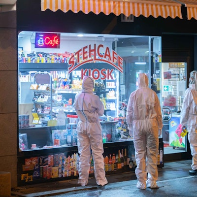Ermittler der Polizei sind vor einem Kiosk in Köln-Ostheim im Einsatz.