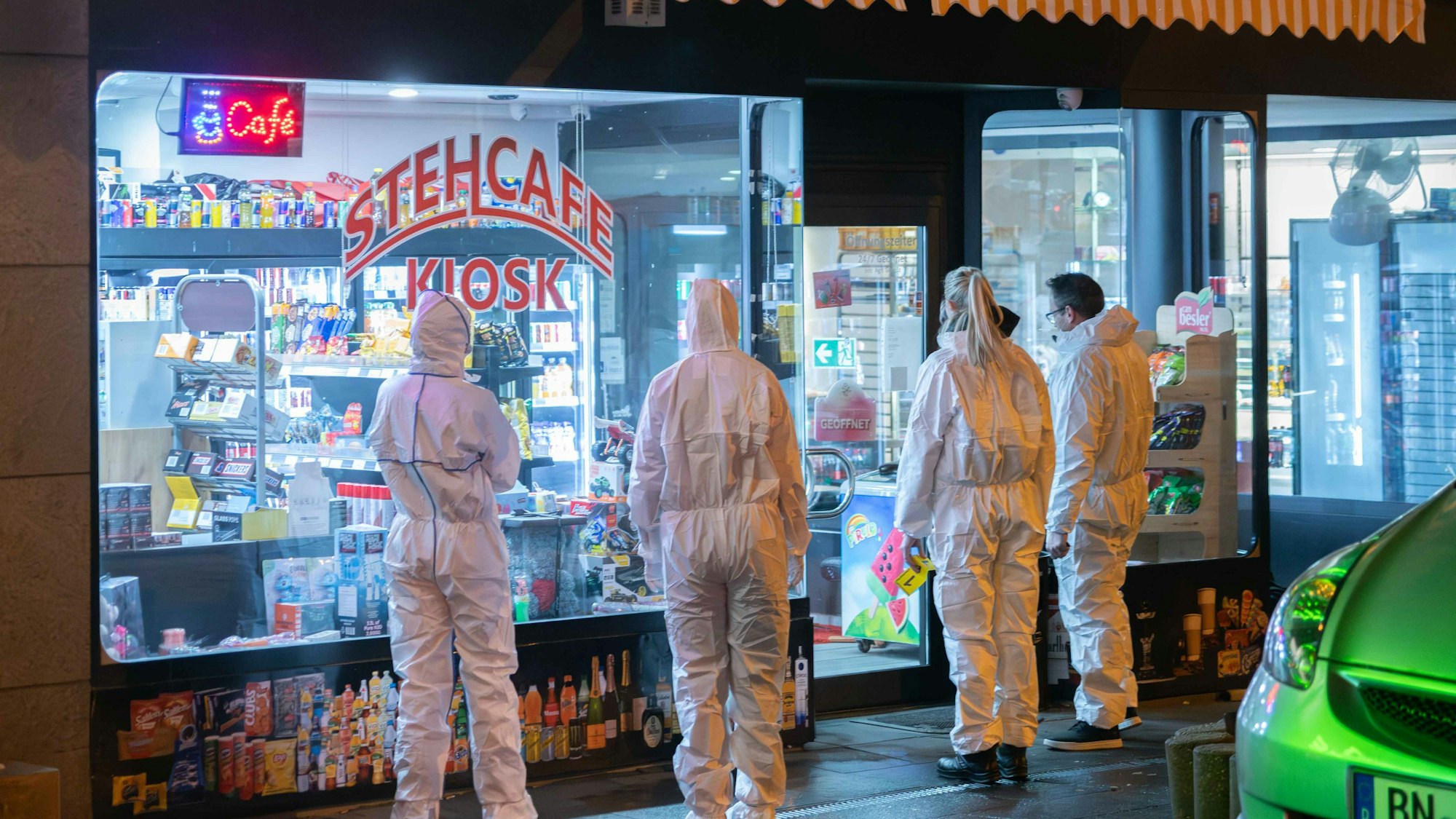 Ermittler der Polizei sind vor einem Kiosk in Köln-Ostheim im Einsatz.