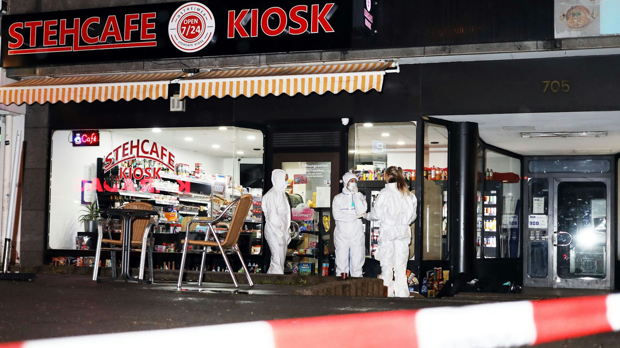 Die Polizei sicherte in der Nacht Spuren am Tatort in Köln-Ostheim.