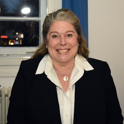 Cordula Ahlers will Bürgermeisterin in Lindlar werden, sie schaut direkt in die Kamera und lächelt.