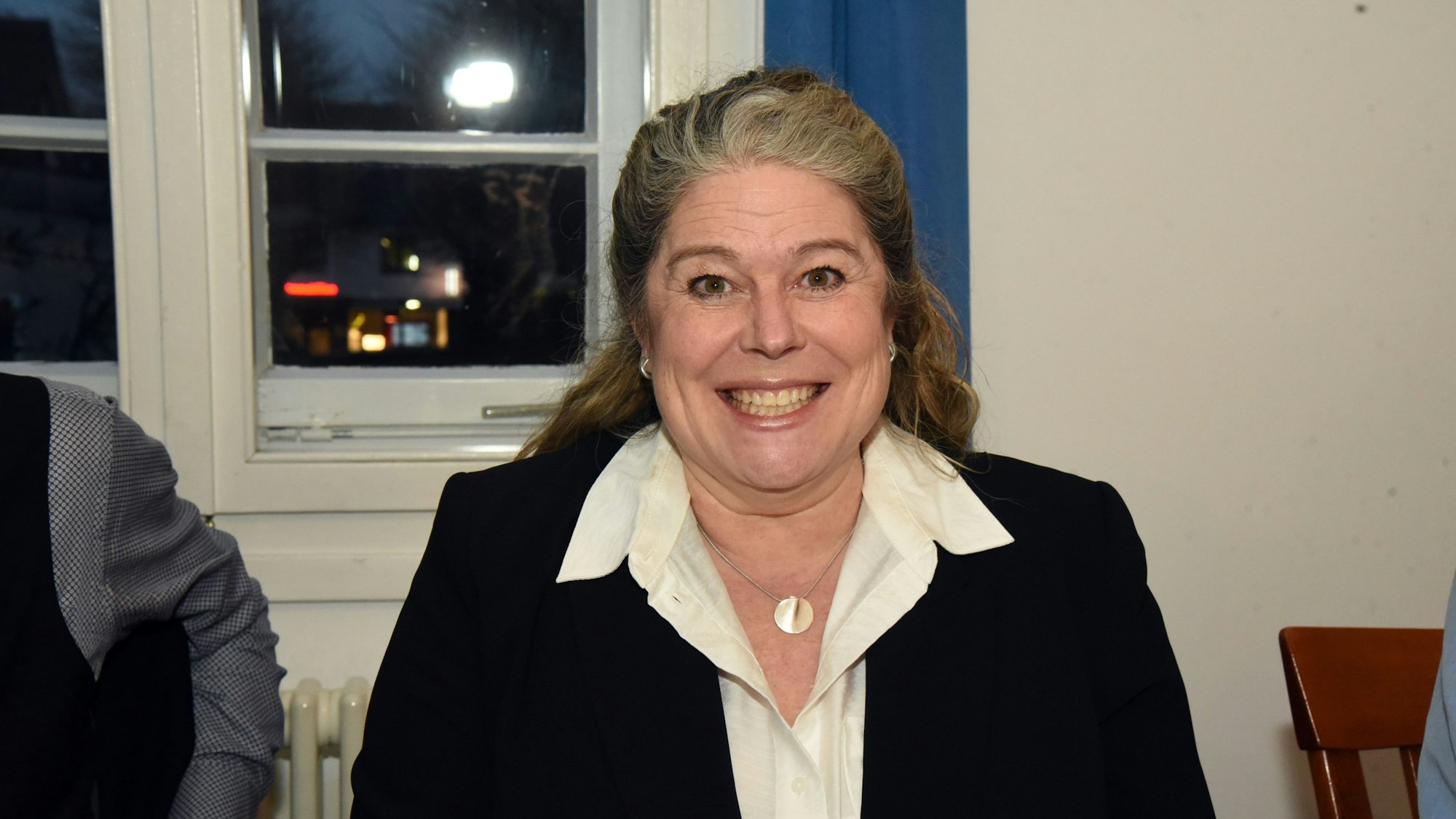 Cordula Ahlers will Bürgermeisterin in Lindlar werden, sie schaut direkt in die Kamera und lächelt.