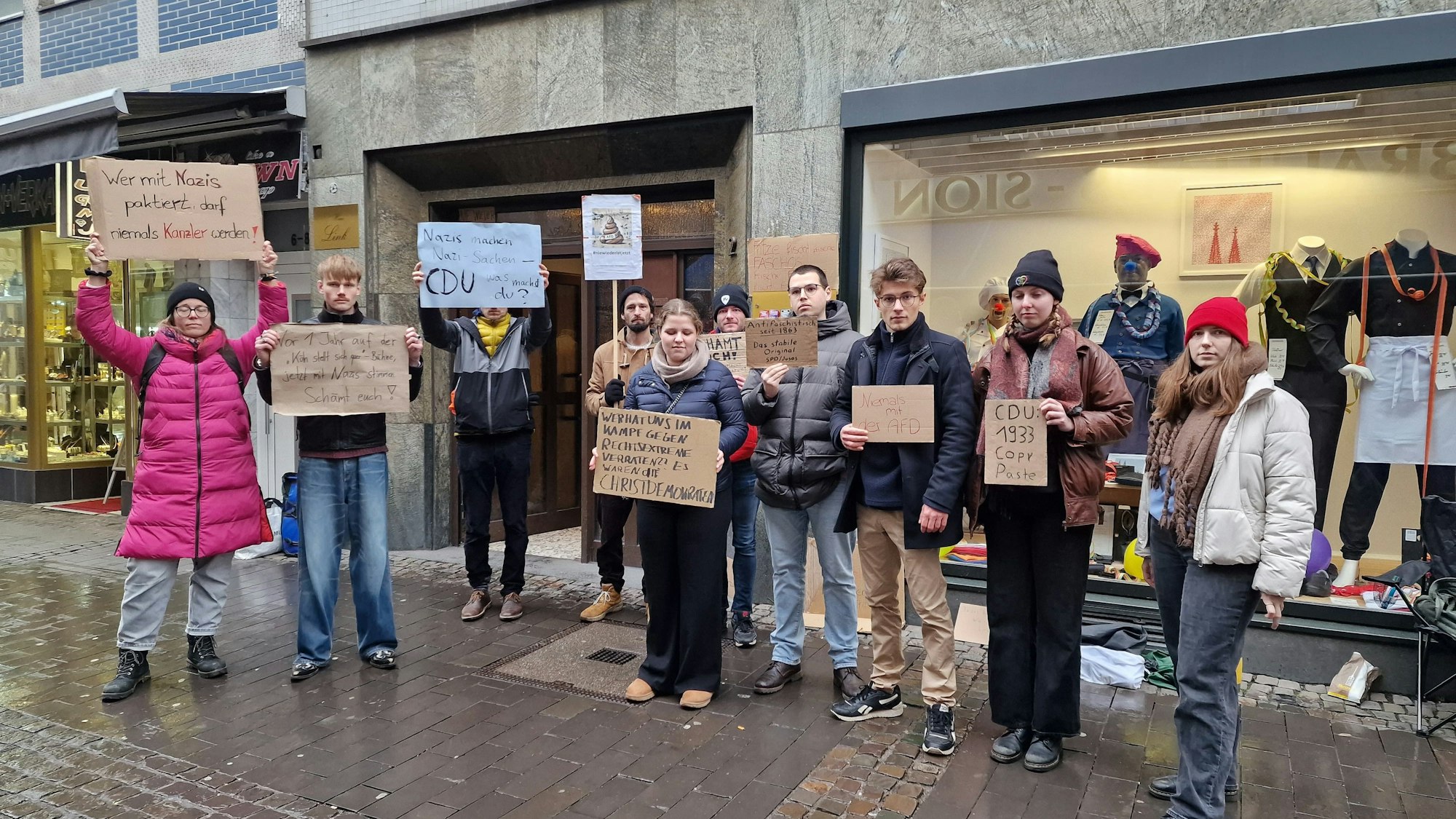 Kölner (u.a. Jusos) halten den Tag (30.1.25) eine Mahnwache vor der CDU-Parteizentrale in Köln ab.