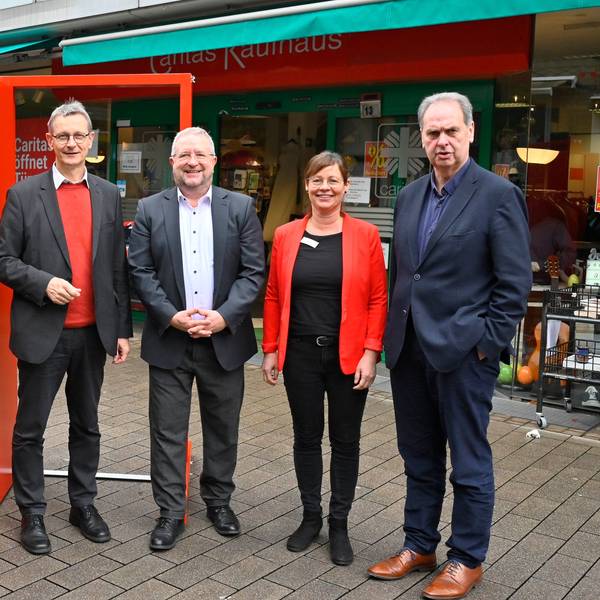 Die Caritas-Protagonisten (v.r.) Peter Rothausen, Birgit Pfisterer, Andreas Rostalski, Frank Johannes Hensel und Kreisdechant Christoph Bersch vor dem Gummersbacher Sozialkaufhaus, dessen Zukunft noch immer vollkommen ungewiss ist.