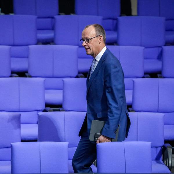 Friedrich Merz (CDU), CDU-Bundesvorsitzender und Unionsfraktionsvorsitzender, kommt ins Plenum des Bundestags im Reichstagsgebäude zu Beginn der Sitzung.