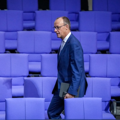 Friedrich Merz (CDU), CDU-Bundesvorsitzender und Unionsfraktionsvorsitzender, kommt ins Plenum des Bundestags im Reichstagsgebäude zu Beginn der Sitzung.