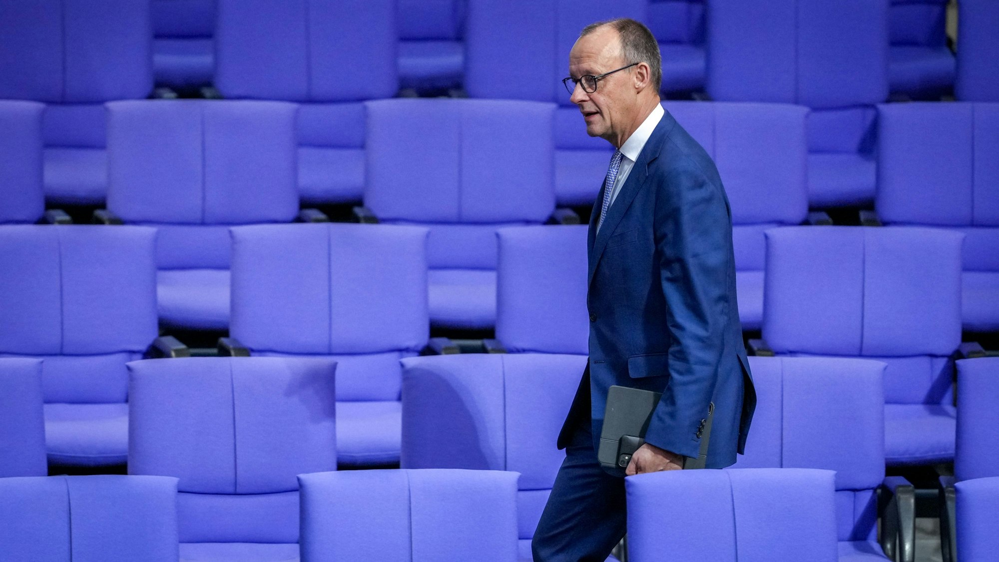 Friedrich Merz (CDU), CDU-Bundesvorsitzender und Unionsfraktionsvorsitzender, kommt ins Plenum des Bundestags im Reichstagsgebäude zu Beginn der Sitzung.