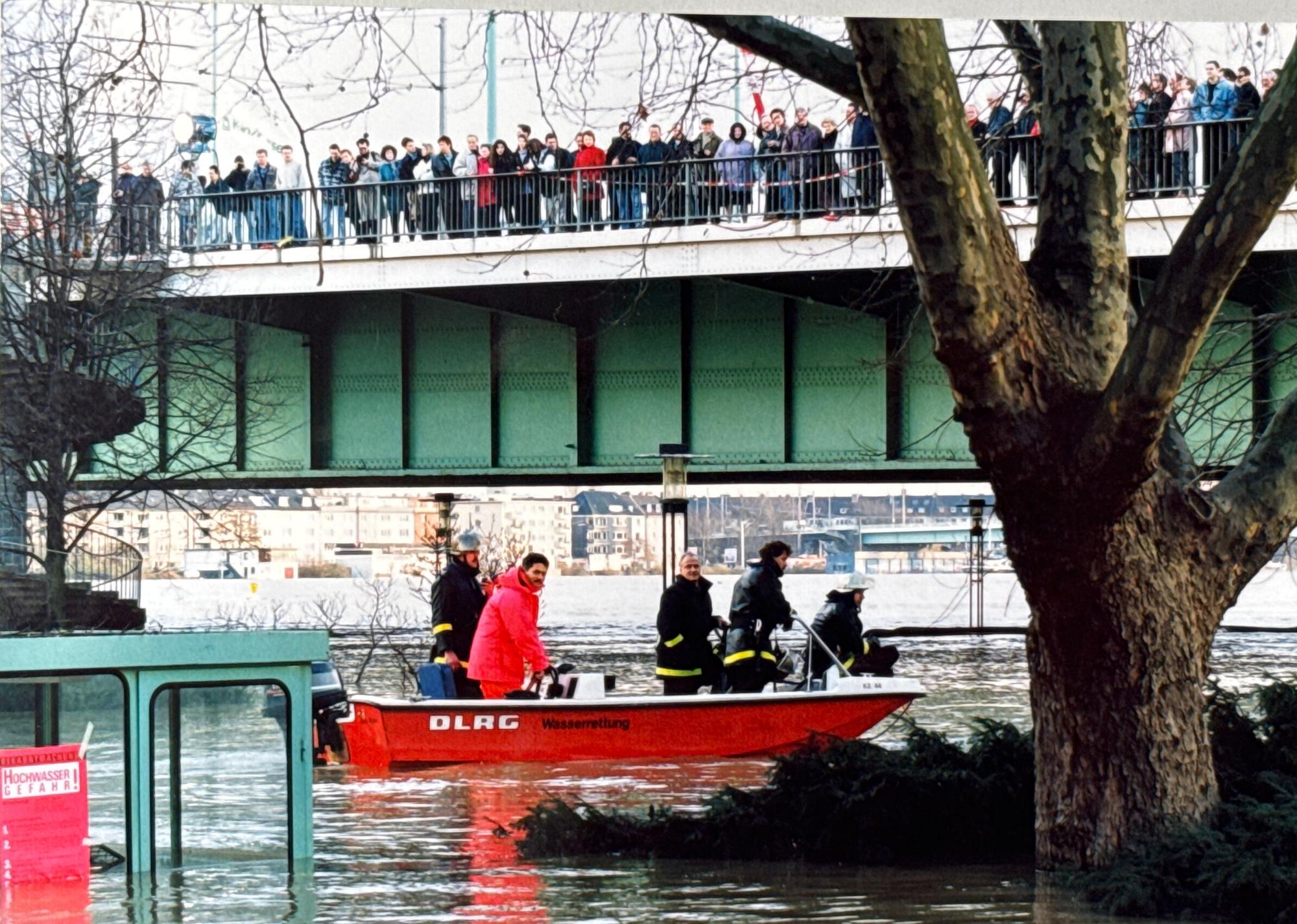 Köln Januar 1995, Hochwasser in der Alstadt. Im Hintergrund ist die Deutzer Brücke zu sehen, das Foto wurde im Rheingarten aufgenommen. Foto: Walter Schiestel