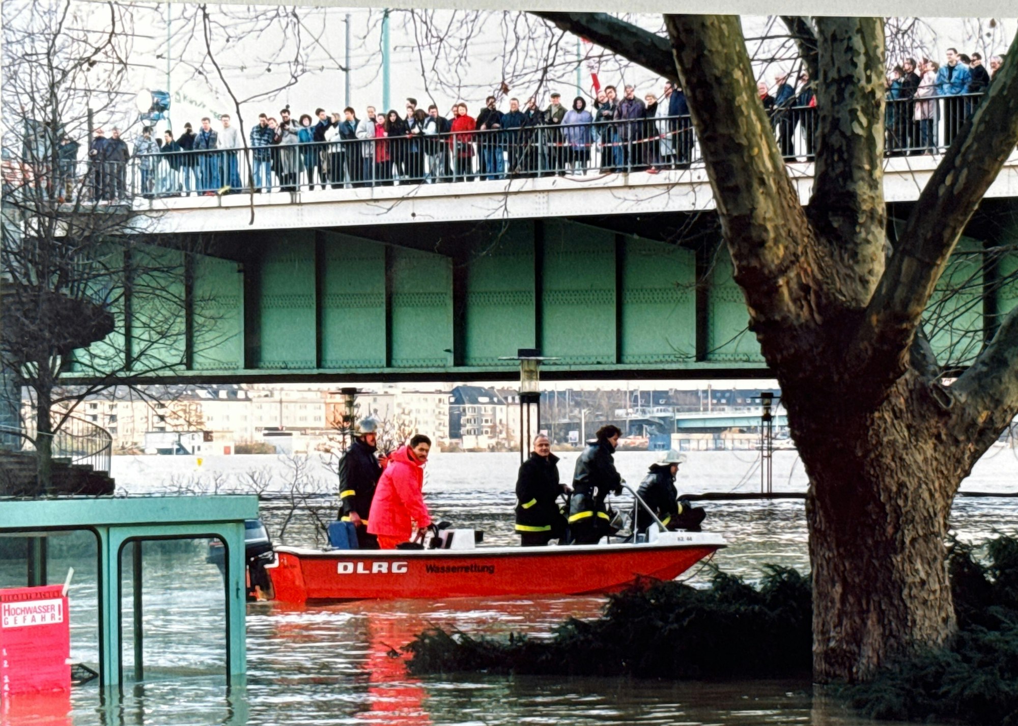 Köln Januar 1995, Hochwasser in der Alstadt. Im Hintergrund ist die Deutzer Brücke zu sehen, das Foto wurde im Rheingarten aufgenommen. Foto: Walter Schiestel