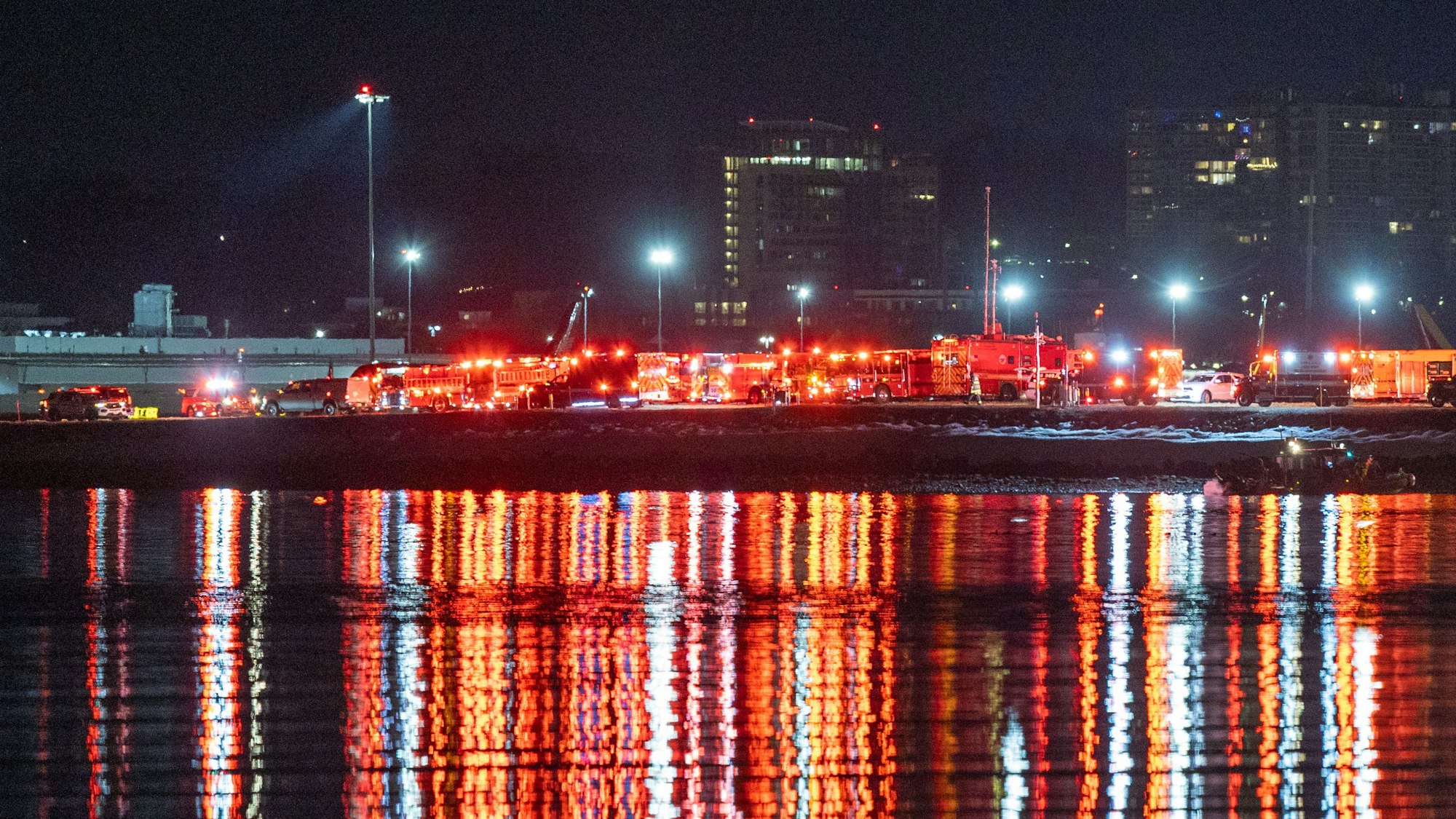 Rettungsfahrzeuge sind auf dem Reagan National Airport zu sehen.