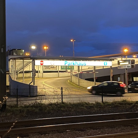 Zu sehen ist die Zufahrt zum Parkdeck.