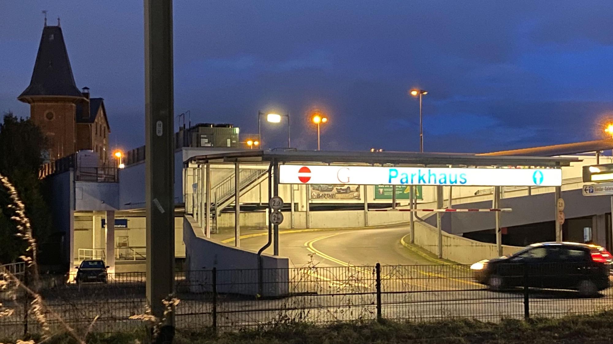 Zu sehen ist die Zufahrt zum Parkdeck.