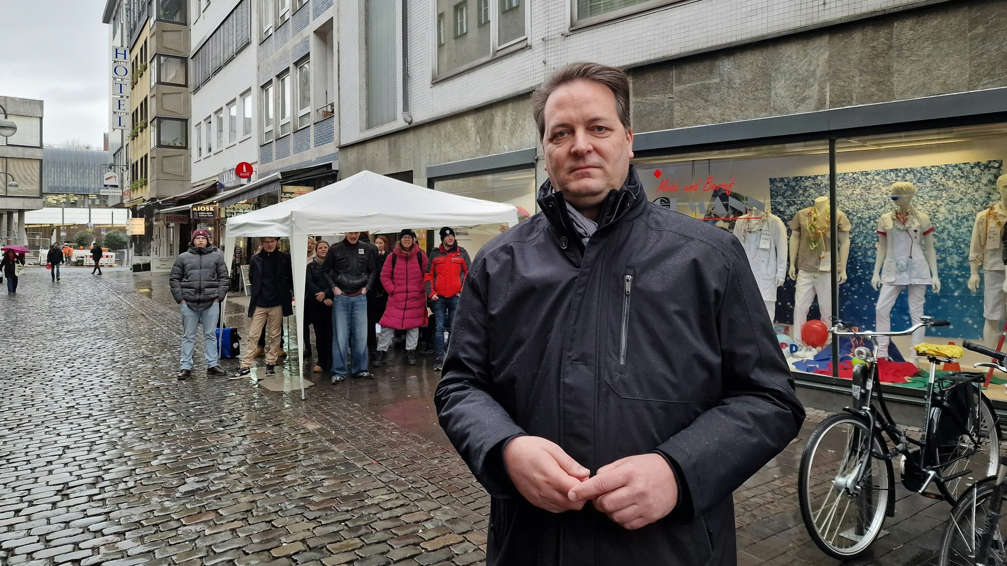 Kölner (u.a. Jusos) halten den Tag (30.1.25) eine Mahnwache vor der CDU-Parteizentrale in Köln ab. Kölner Parteichef Mandl trat in den Dialog mit ihnen. Merz Abstimmung Bundestag Brandmauer AfD Protest Demonstration