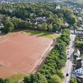 Die Drohnenaufnahme zeigt das Eifelstadion in Mechernich.