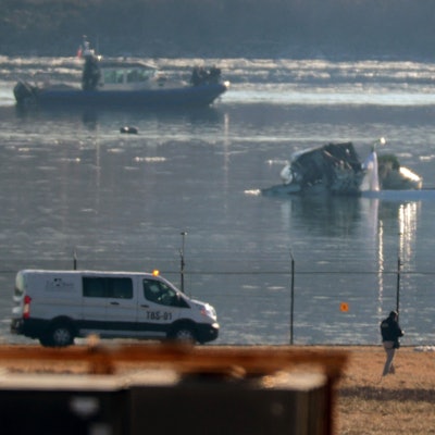 In den USA ist ein Flugzeug der American Airline am Mittwochabend mit einem Helikopter kollidiert und abgestürzt.