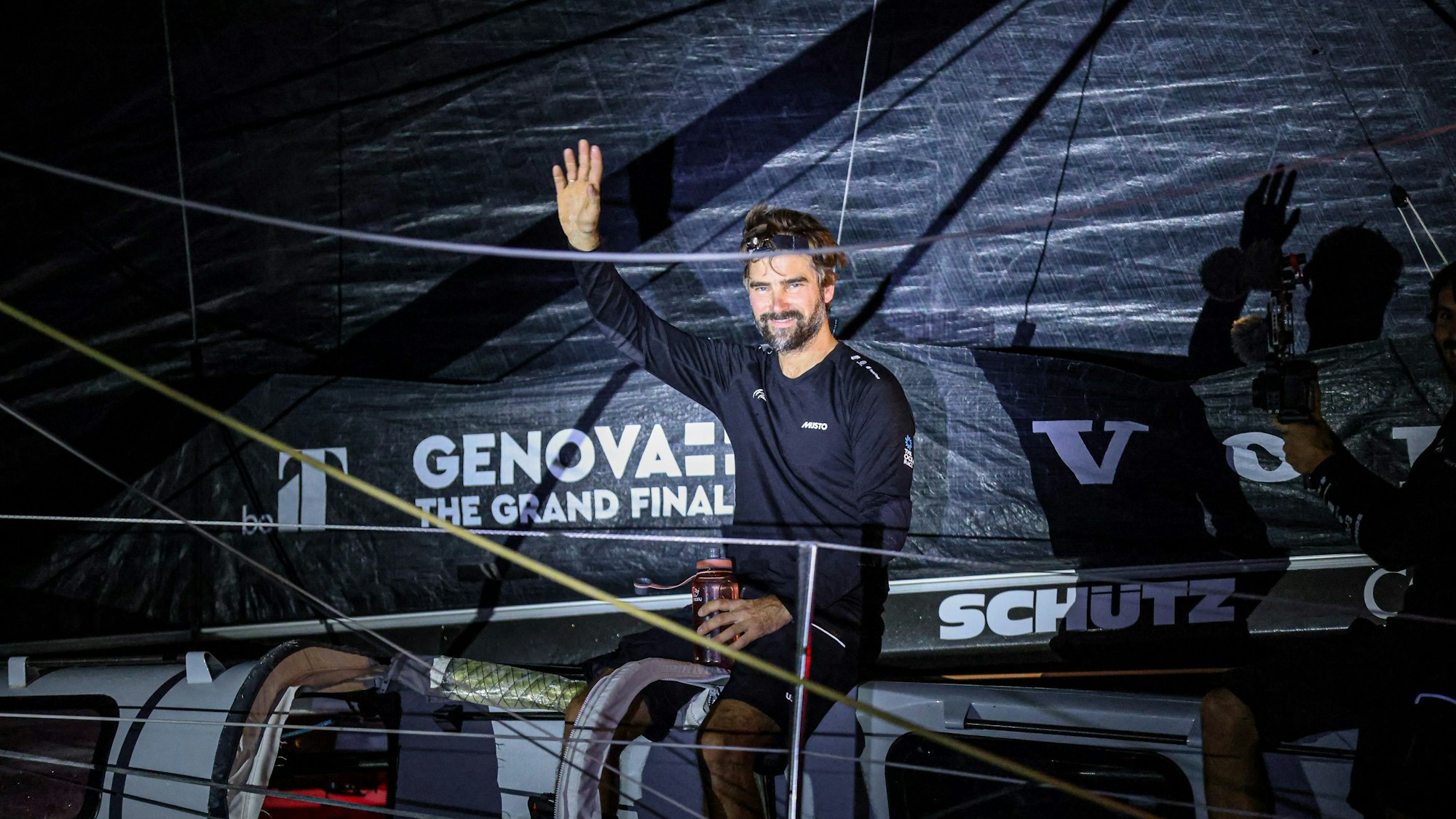 Boris Herrmann winkt von seiner Rennjacht.