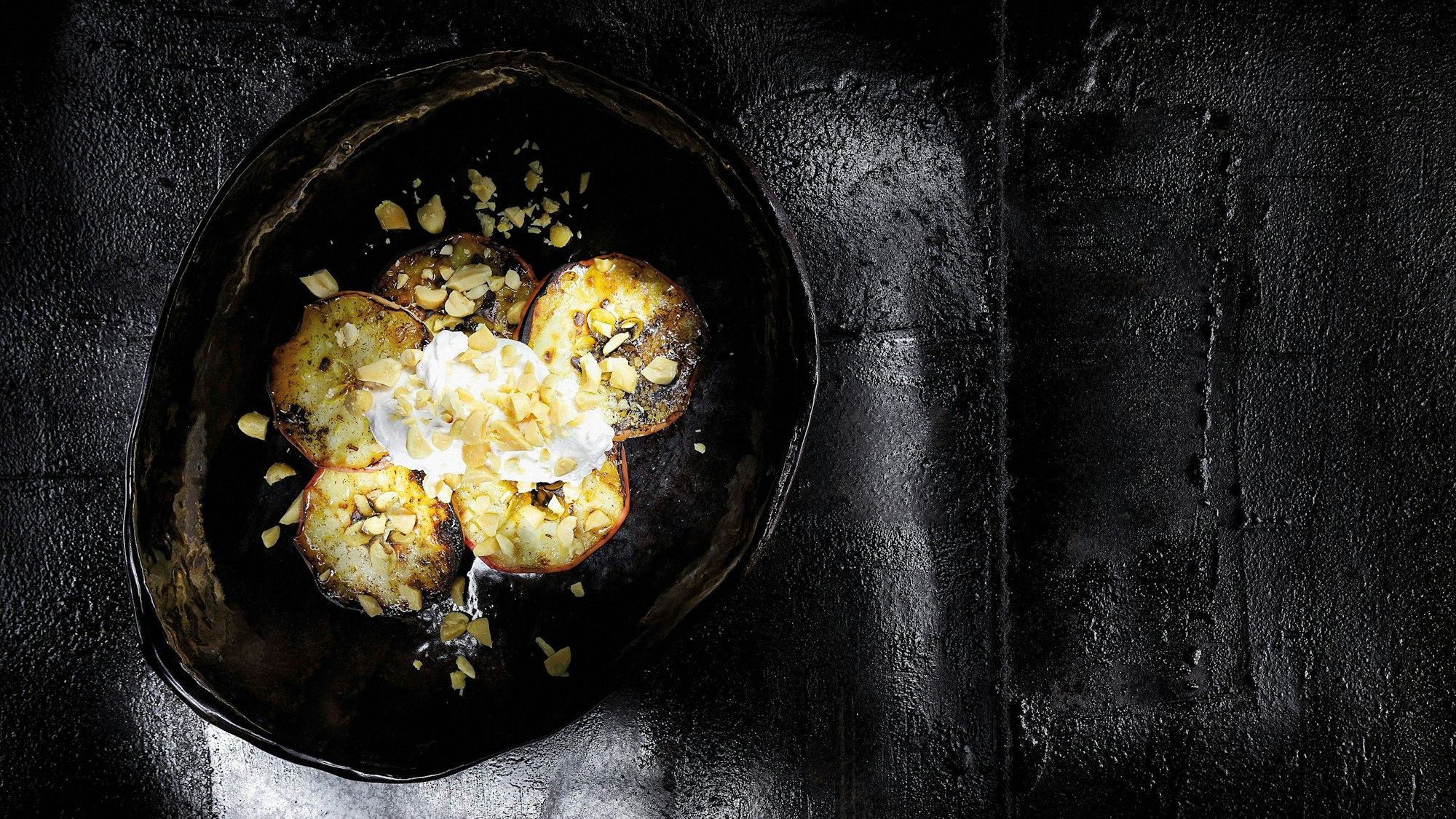 Auch Süßes lässt sich gut auf dem Grill zubereiten und wärmt bei der Kälte von innen, wie hier: Karamellisierte Apfelscheiben mit Maronisahne.ACHTUNG: Foto nur zur redaktionellen Verwendung im Zusammenhang mit dem genannten Text und nur bei vollständiger Nennung des vorstehenden Credits.