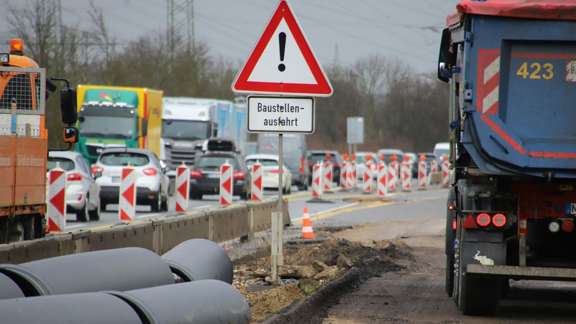 Eine Spur der A 560 musste wegen einer Fahrbahnabsackung an einem Kanalschacht gesperrt werden, es kam zu erheblichen Behinderungen. Die Hohlräume wurden verfüllt, das Material musste noch aushärten.