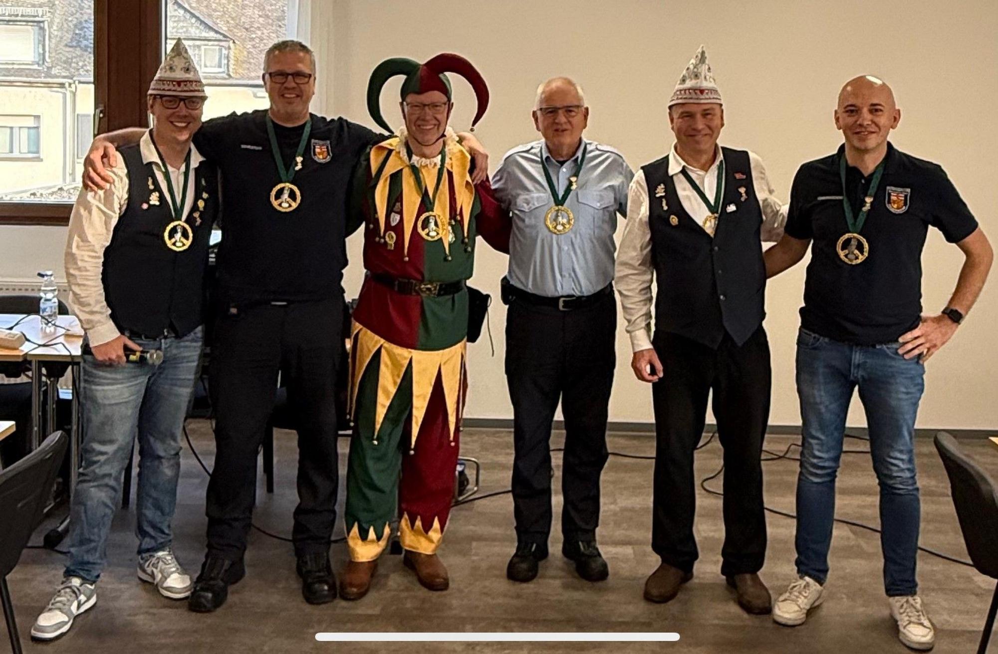 Der „Bellejeck“ besuchte mit seinen Adjutanten die Feuerwehr Kues.