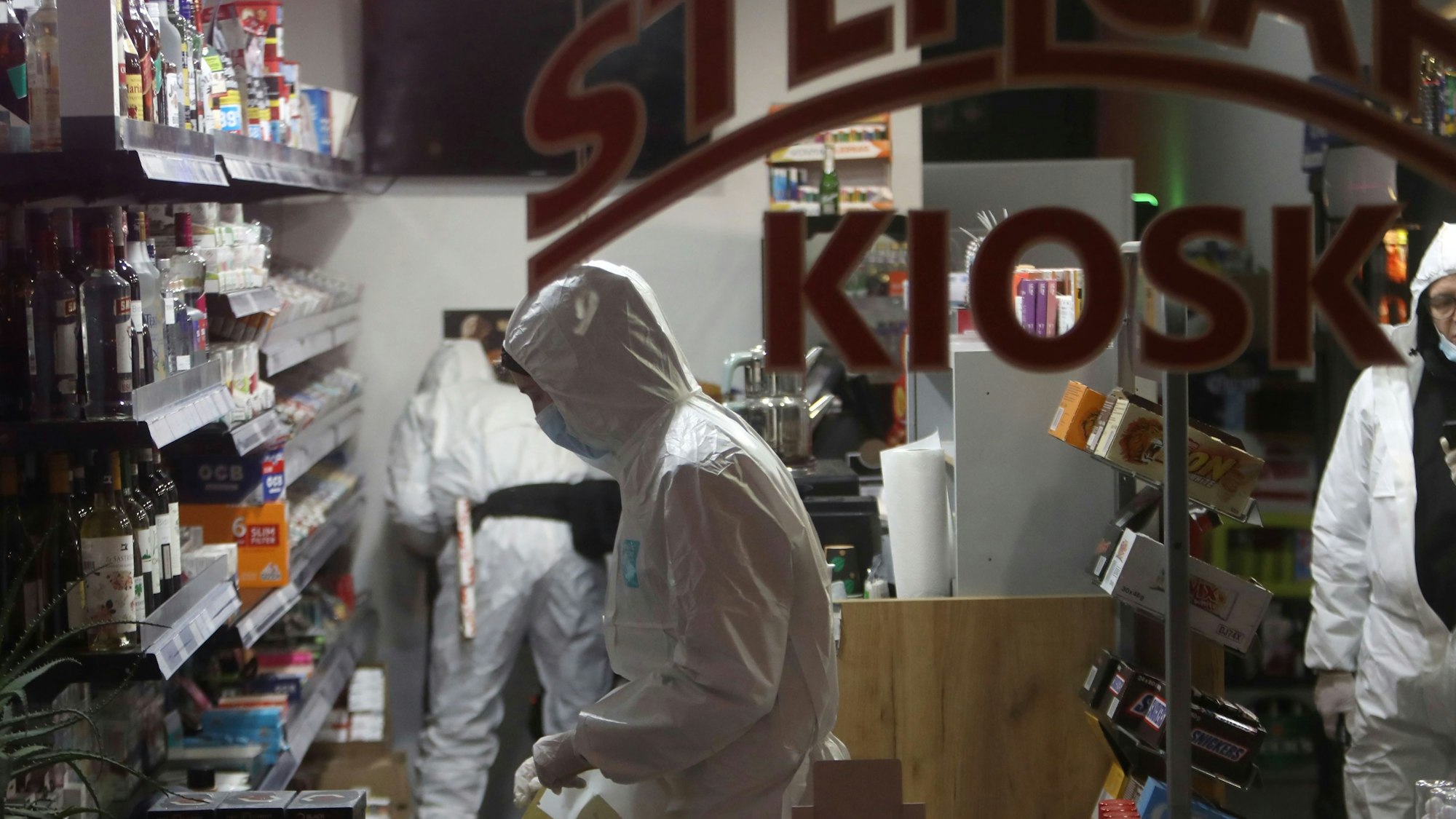 Ermittler der Polizei sichern am Tatort Spuren.