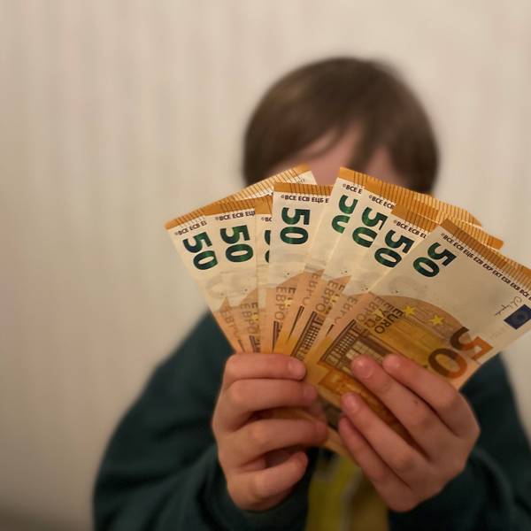 30.01.2025: Kind mit Geldscheinen