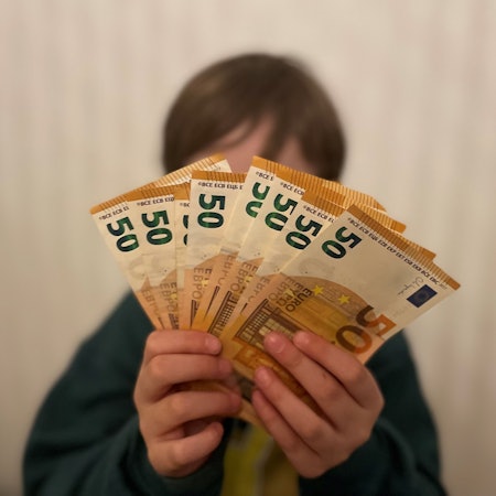 30.01.2025: Kind mit Geldscheinen
