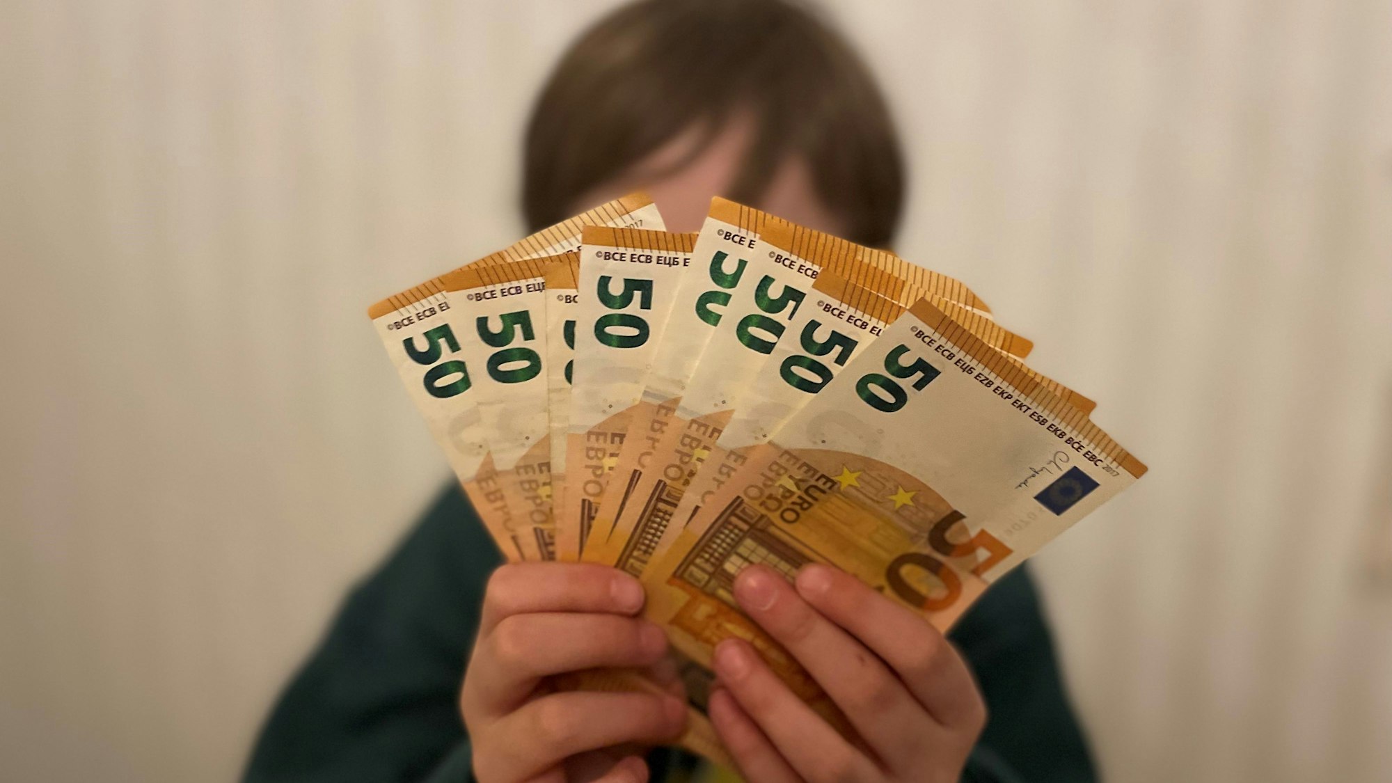 30.01.2025: Kind mit Geldscheinen