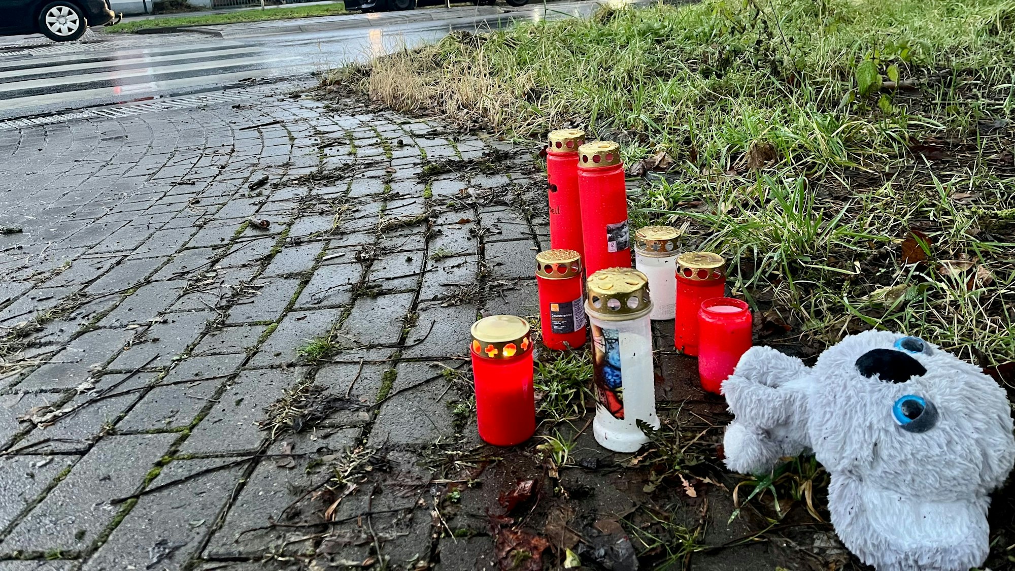 Ein elfjähriges Mädchen wurde bei einem Verkehrsunfall getötet, Kerzen an der Unfallstelle