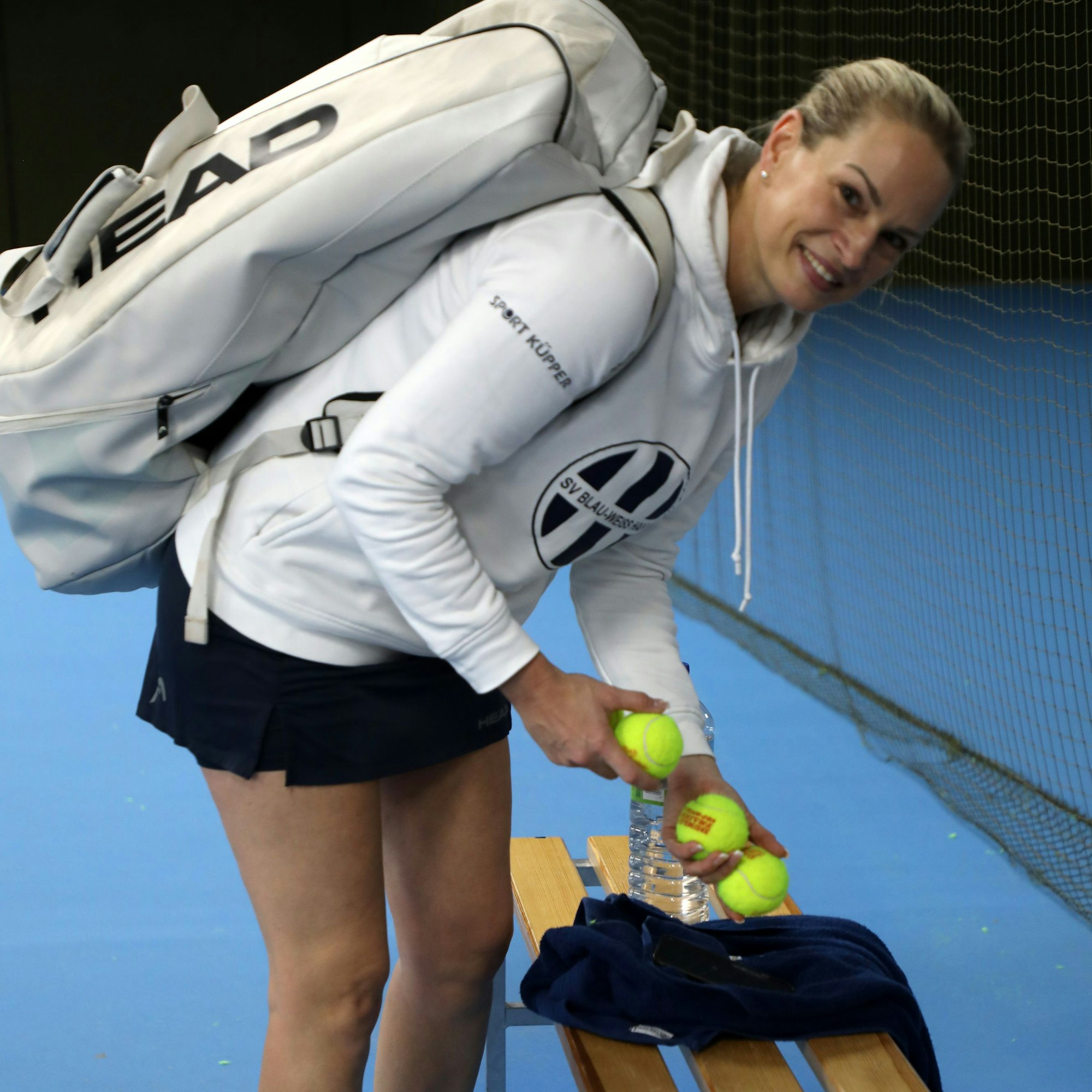 Stephanie Müller packt Tennisbälle ein.
