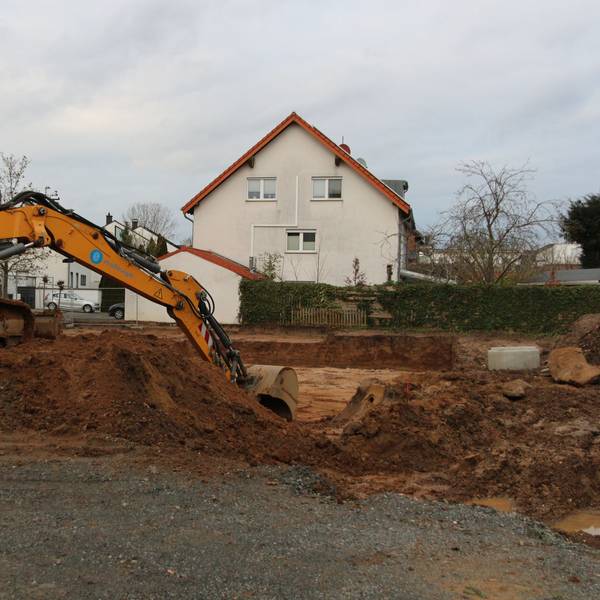 Ein Bagger gräbt sich durchs Erdreich.