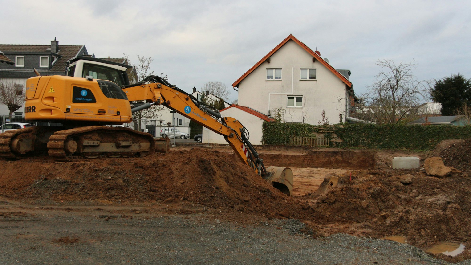 Ein Bagger gräbt sich durchs Erdreich.