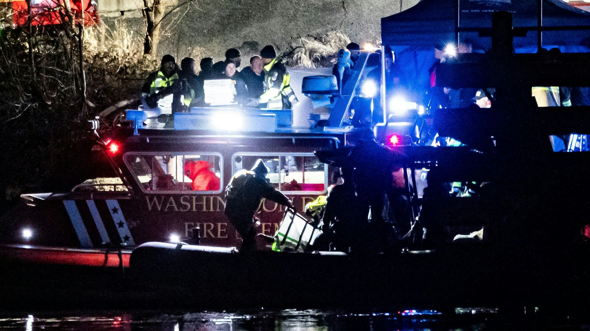 Einsatzkräfte führen Such- und Rettungsmaßnahmen im Potomac River in Washington durch.