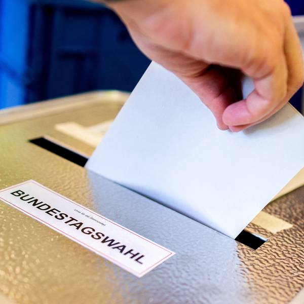 Ein Wähler wirft in einem Wahllokal seinen Stimmzettel für die Bundestagswahl in eine Wahlurne.