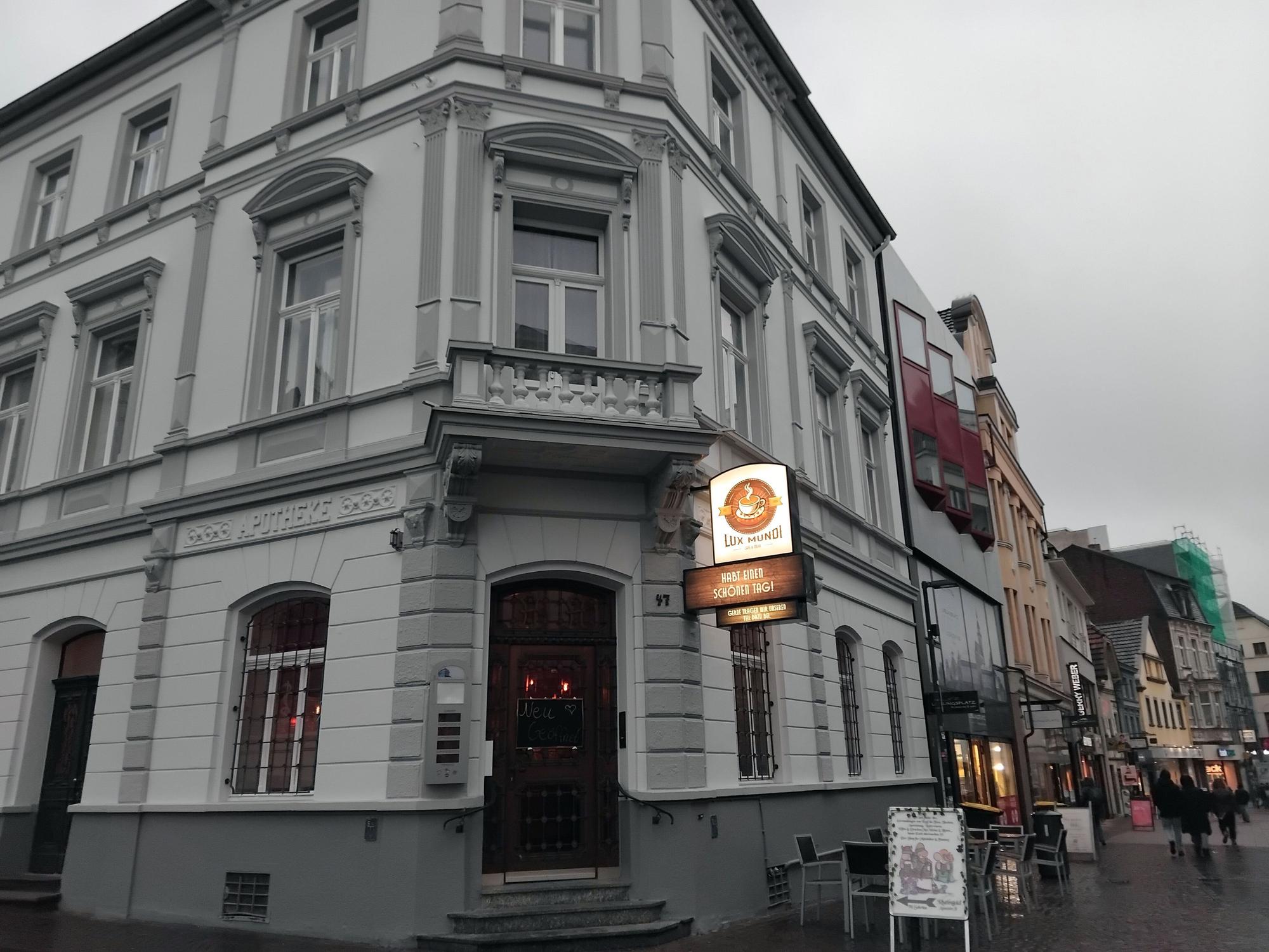 Ein Gründerzeitgebäude in einer Fußgängerzone