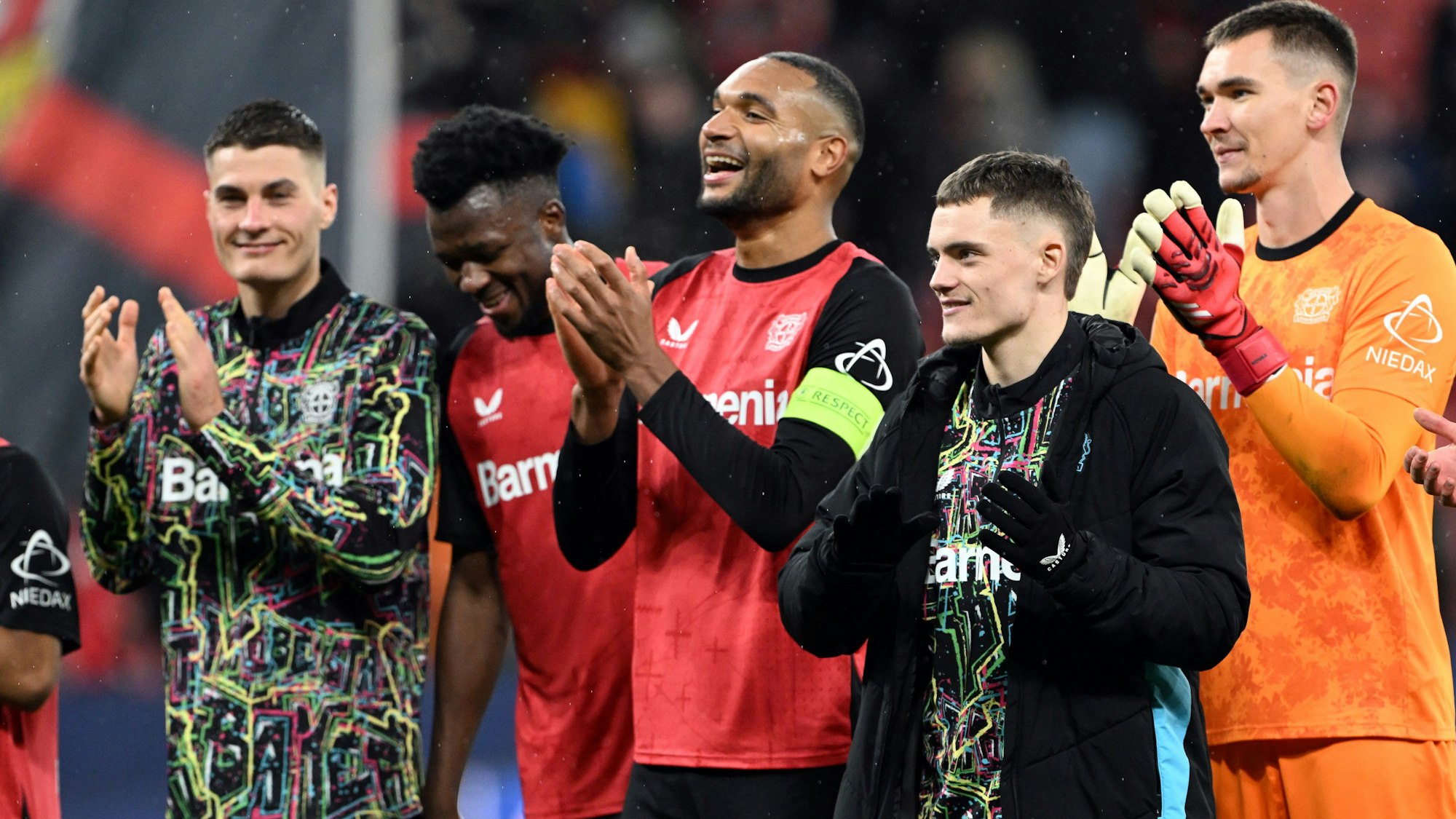 Patrik Schick (l-r), Edmond Tapsoba, Jonathan Tah, Florian Wirtz und Torwart Matej Kovar feiern den Sieg.