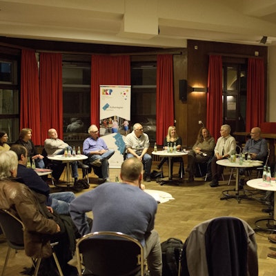 Im alten Casino sitzen rund 20 Menschen in einem Gesprächskreis.