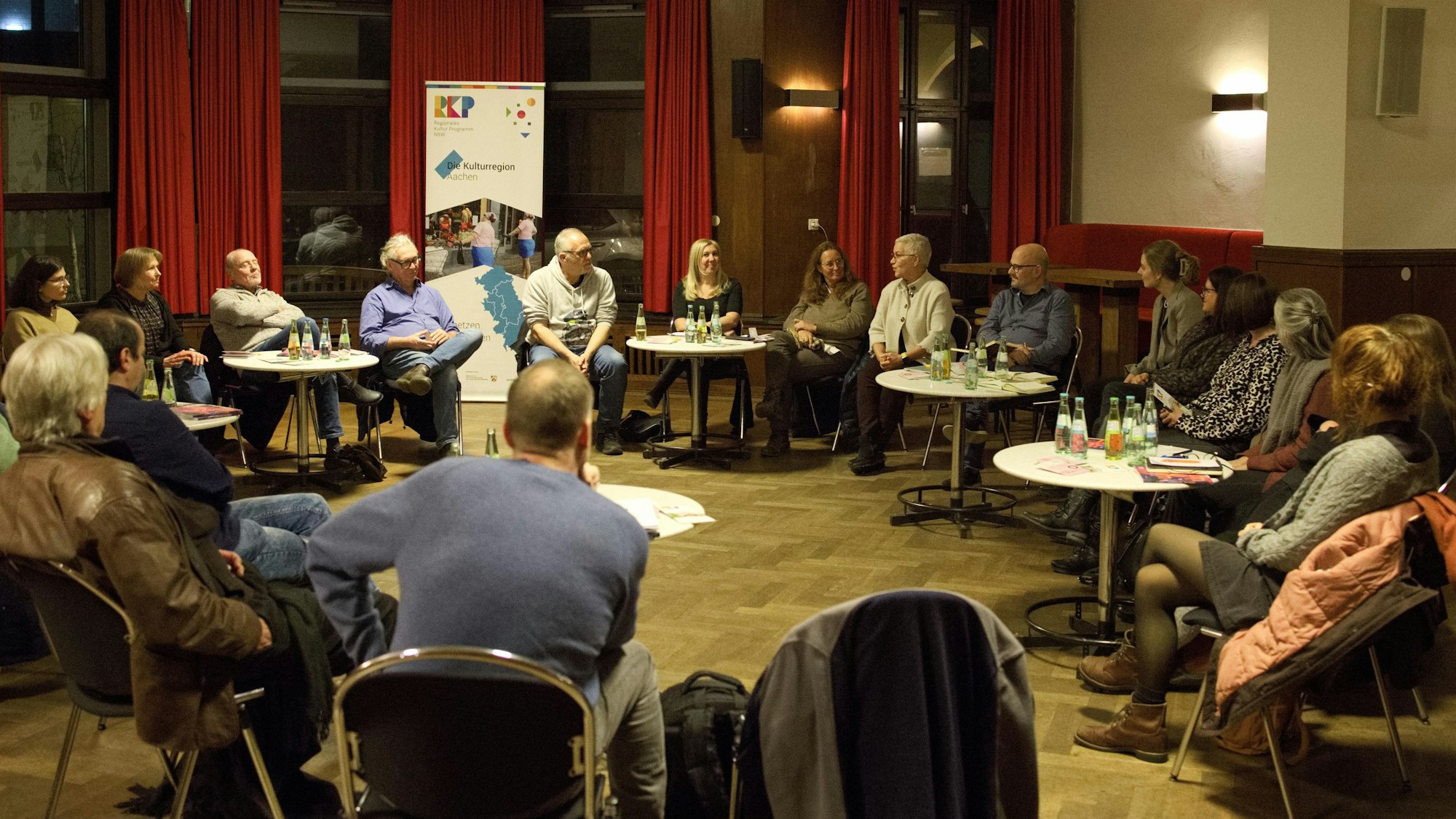 Im alten Casino sitzen rund 20 Menschen in einem Gesprächskreis.