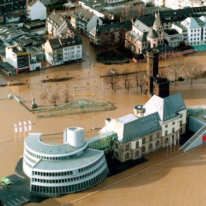 Das vom Hochwasser umschlossene Schokoladenmuseum im Jahr 1995 aus der Luft fotografiert.