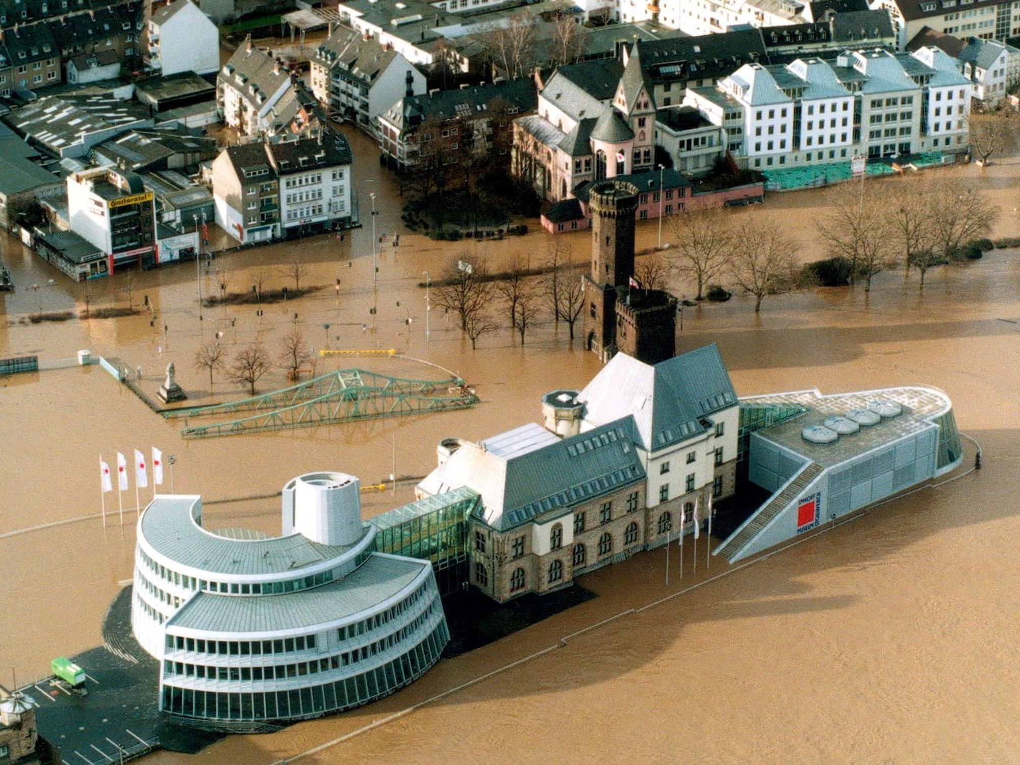 Luftbildaufnahme vom Schokoladenmuseum und Teilen der überschwemmten Altstadt beim Hochwasser 1195 in Köln.
