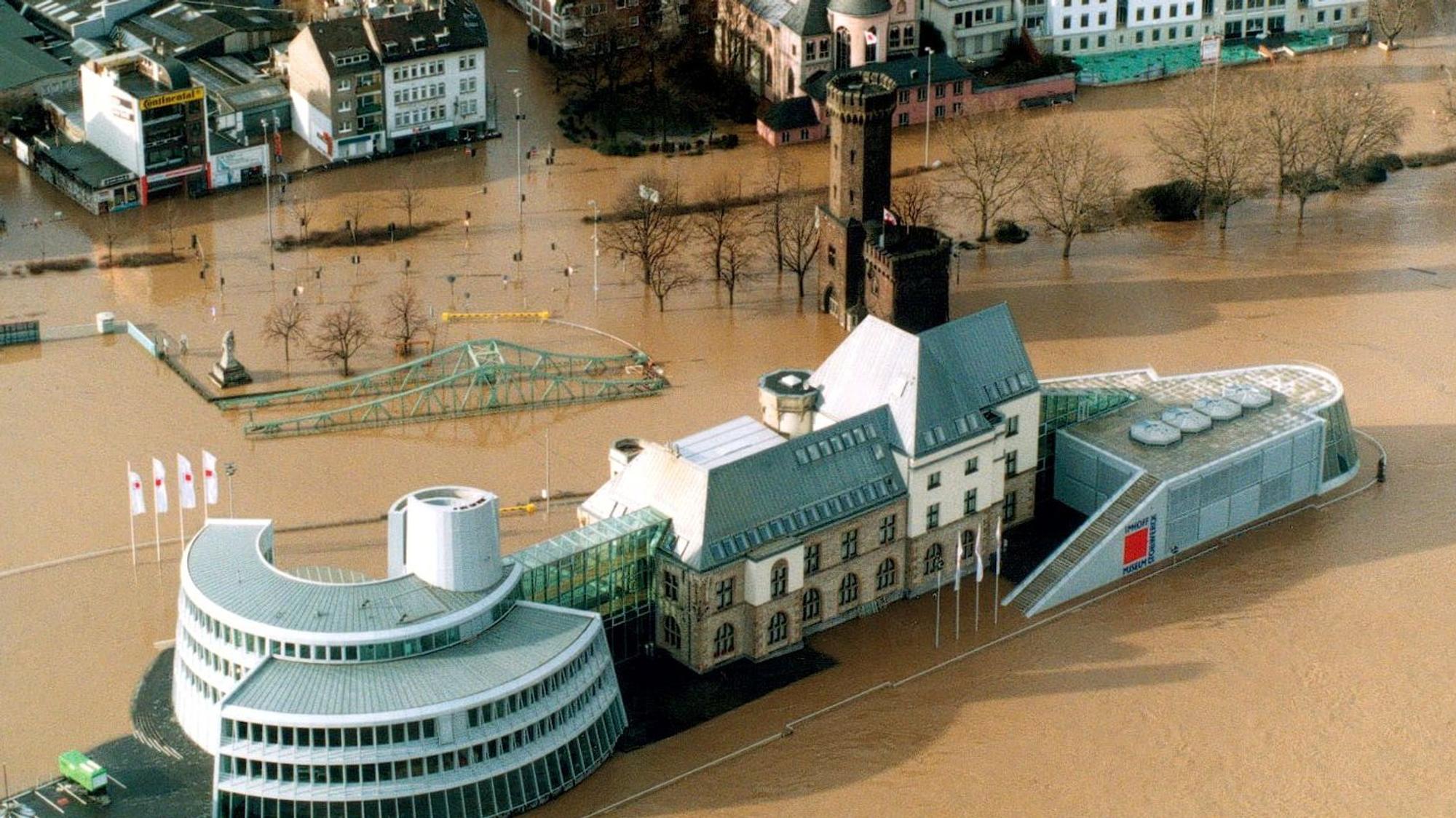 Das vom Hochwasser umschlossene Schokoladenmuseum im Jahr 1995 aus der Luft fotografiert.