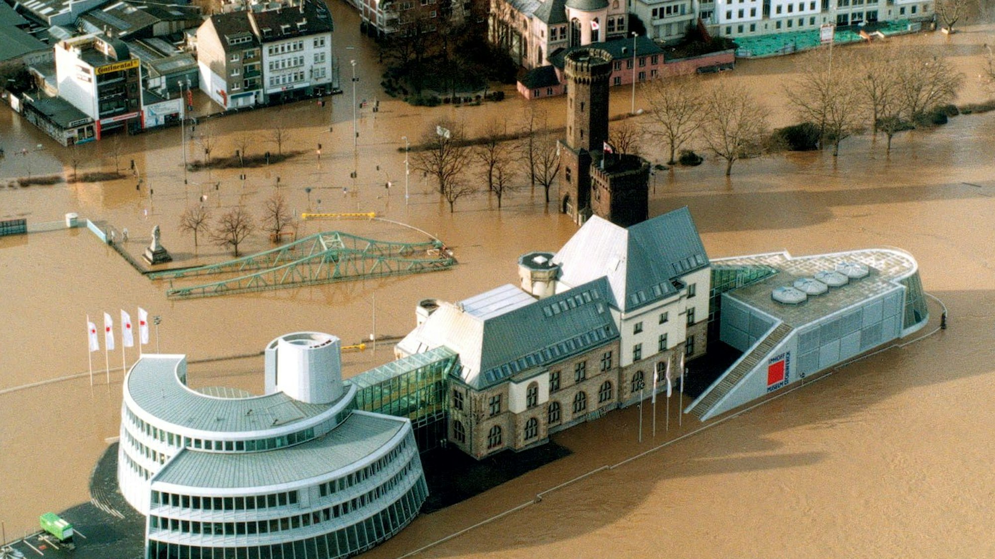 Das vom Hochwasser umschlossene Schokoladenmuseum im Jahr 1995 aus der Luft fotografiert.