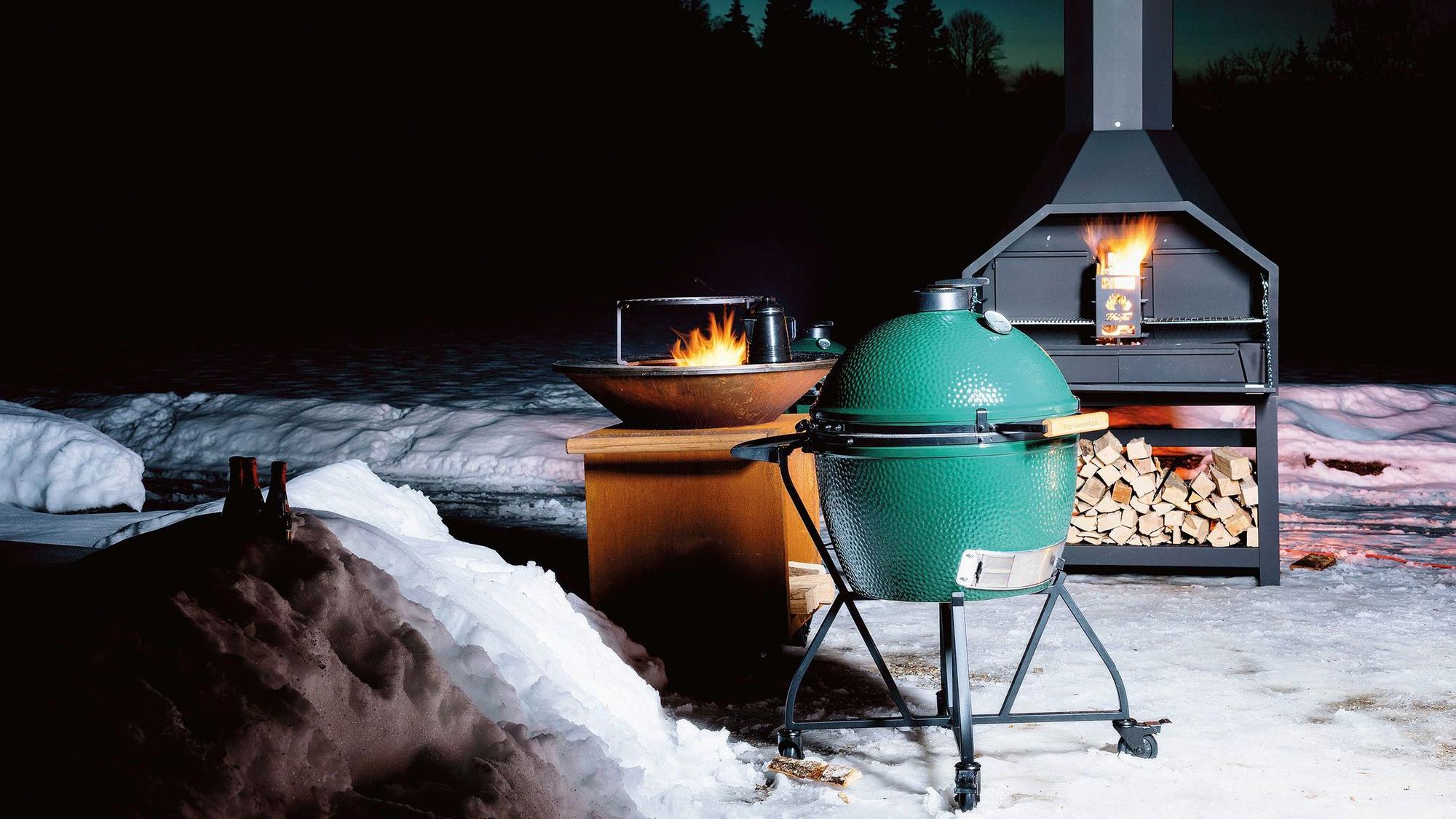 Verschiedene Grills stehen im Schnee.