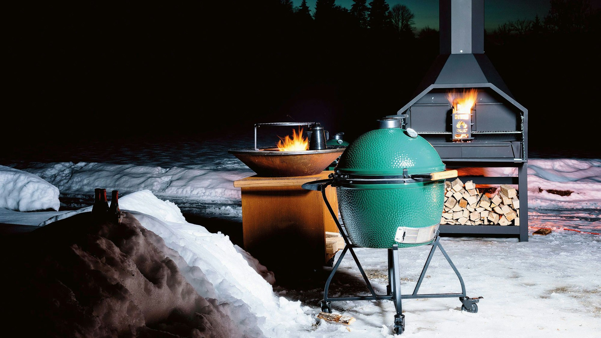 Verschiedene Grills stehen im Schnee.